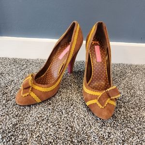 Betsey Johnson Brown/tan suede heels with yellow/tan trim sz 7